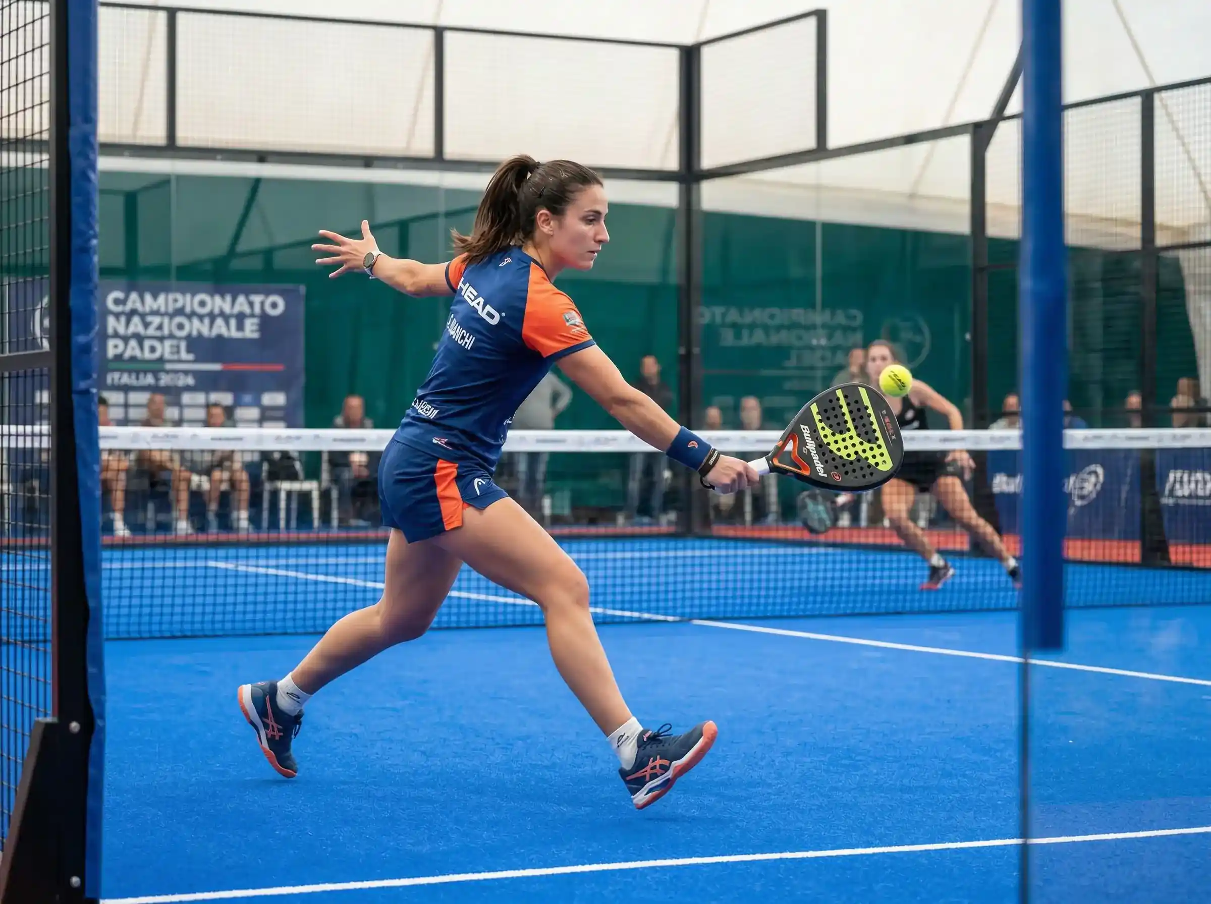 Giocatrice di padel professionista che colpisce la pallina durante un torneo