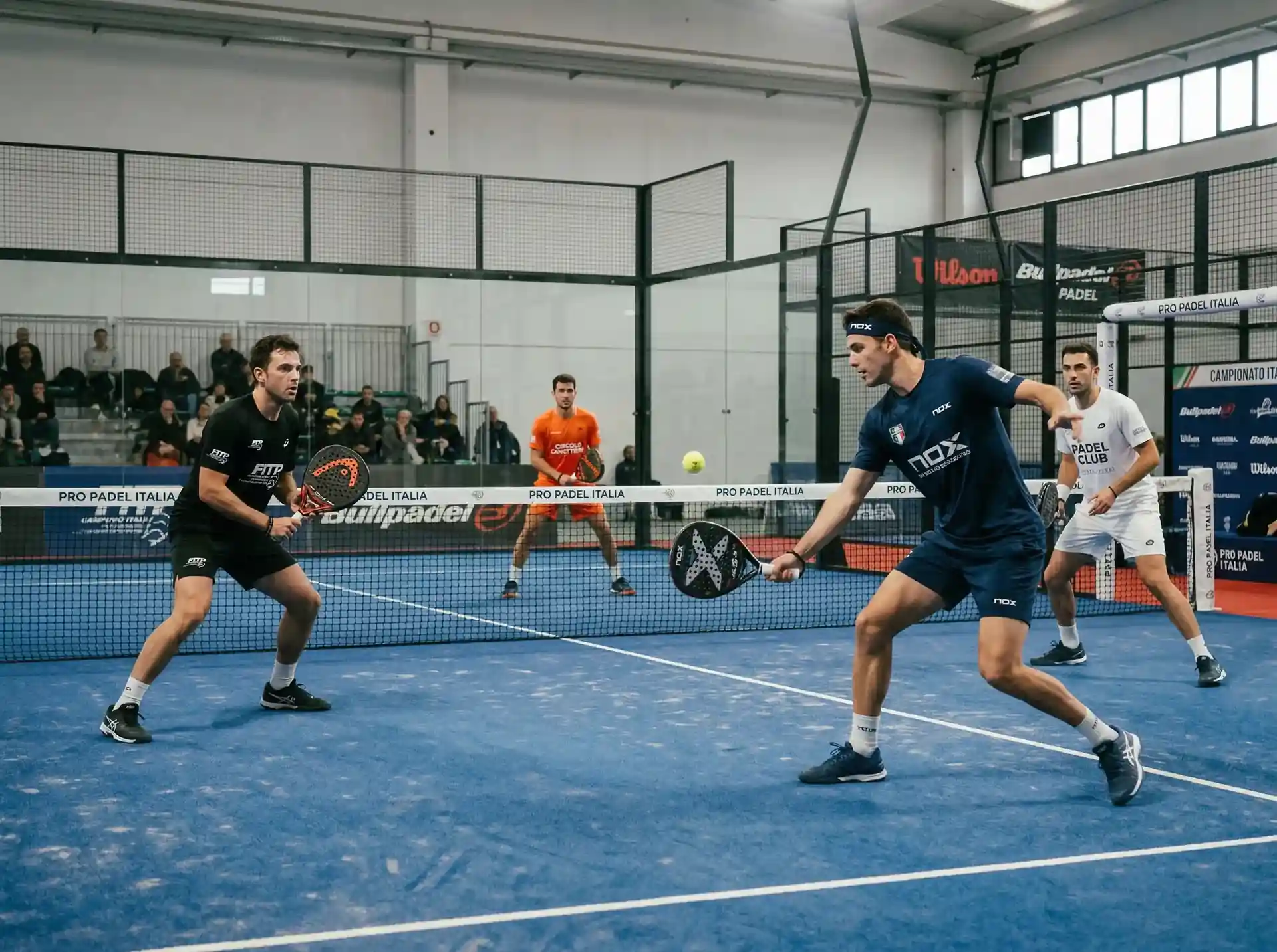Due coppie di giocatori di padel in azione su un campo con pareti in vetro